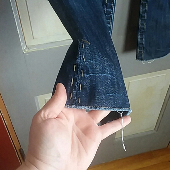 BKE Starlite Cropped Distressed Jeans - Picture 3 of 8